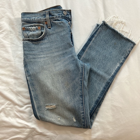 Mid-Rise Straight Leg Ripped Levis - Picture 5 of 6